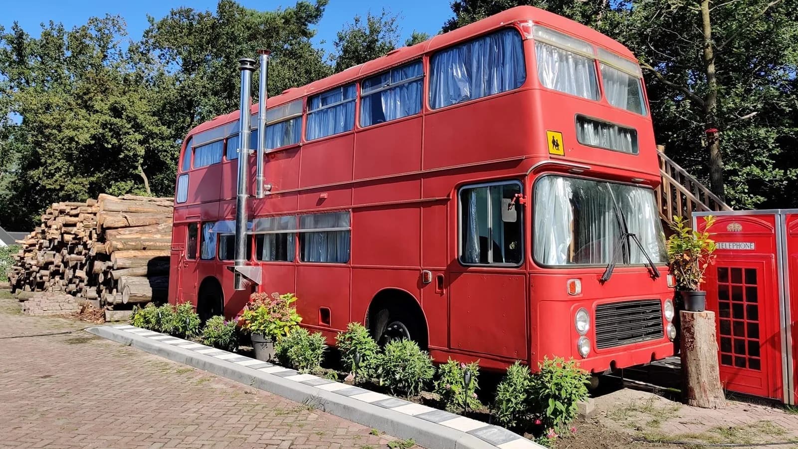 Dubbeldekkerbus met jacuzzi in Eersel